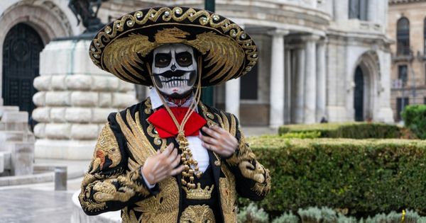 Should You Wear Cultural Dress in an Interview Abroad?